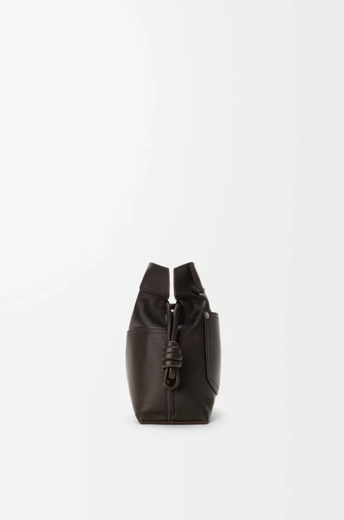 Panta medium Flamenco-clutch i glänsande kalvskinn Vintage Brown Panta medium Flamenco-clutch i glänsande kalvskinn Vintage Brown