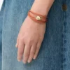 Pebble-armband i kalvskinn, orange/guld Pebble-armband i kalvskinn, orange/guld