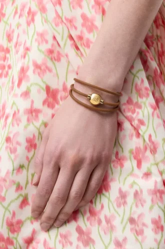 Pebble-armband i kalvskinn, varm öken/guld