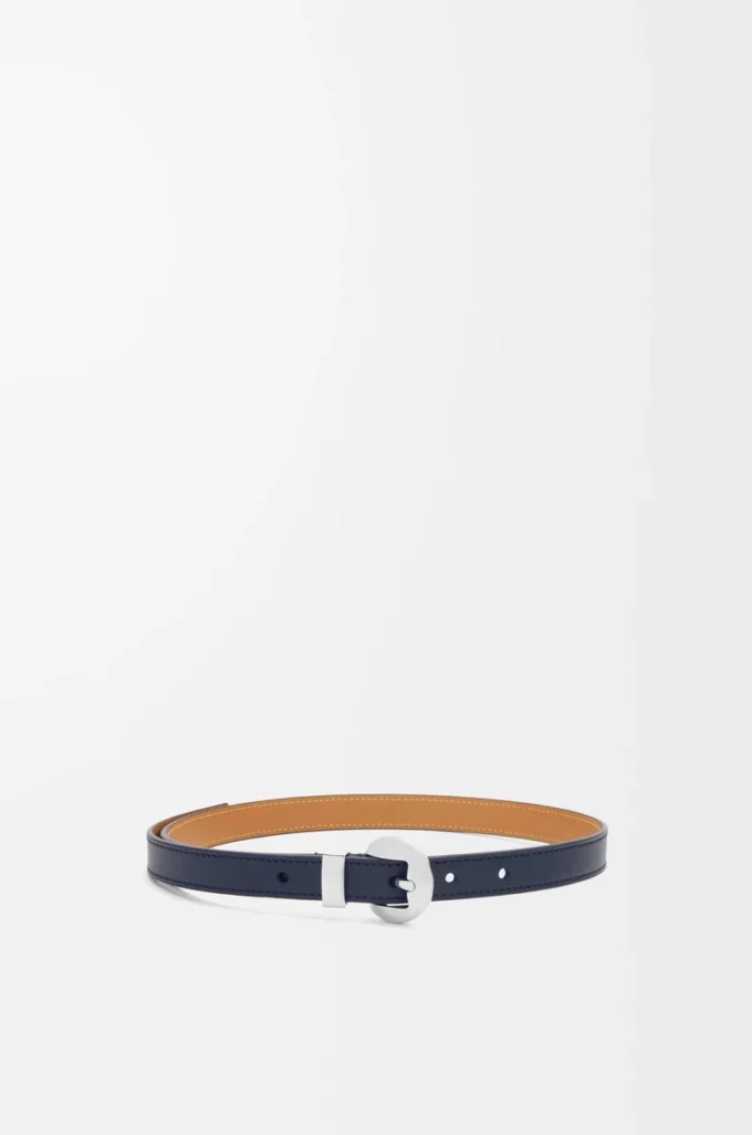 Pebble-bälte i slätt kalvskinn Deep Navy/Palladium Pebble-bälte i slätt kalvskinn Deep Navy/Palladium