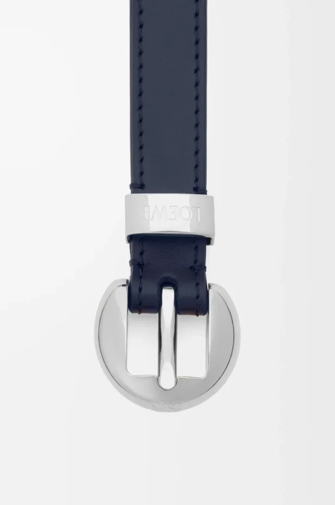 Pebble-bälte i slätt kalvskinn Deep Navy/Palladium Pebble-bälte i slätt kalvskinn Deep Navy/Palladium