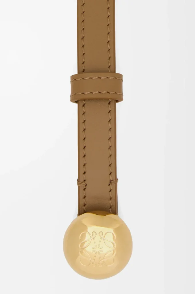 Pebble-bälte i slätt kalvskinn Ek/Guld Pebble-bälte i slätt kalvskinn Ek/Guld