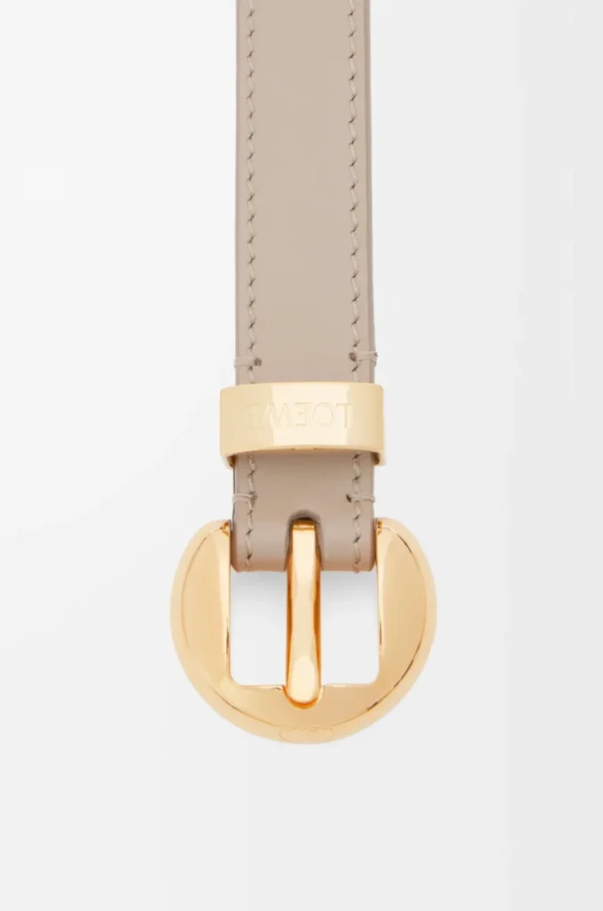 Pebble-bälte i slätt kalvskinn Sand/Guld Pebble-bälte i slätt kalvskinn Sand/Guld