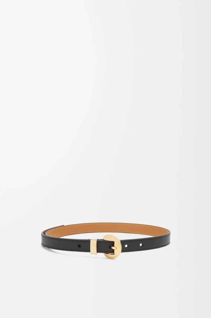 Pebble-bälte i slätt kalvskinn Svart/Guld Pebble-bälte i slätt kalvskinn Svart/Guld