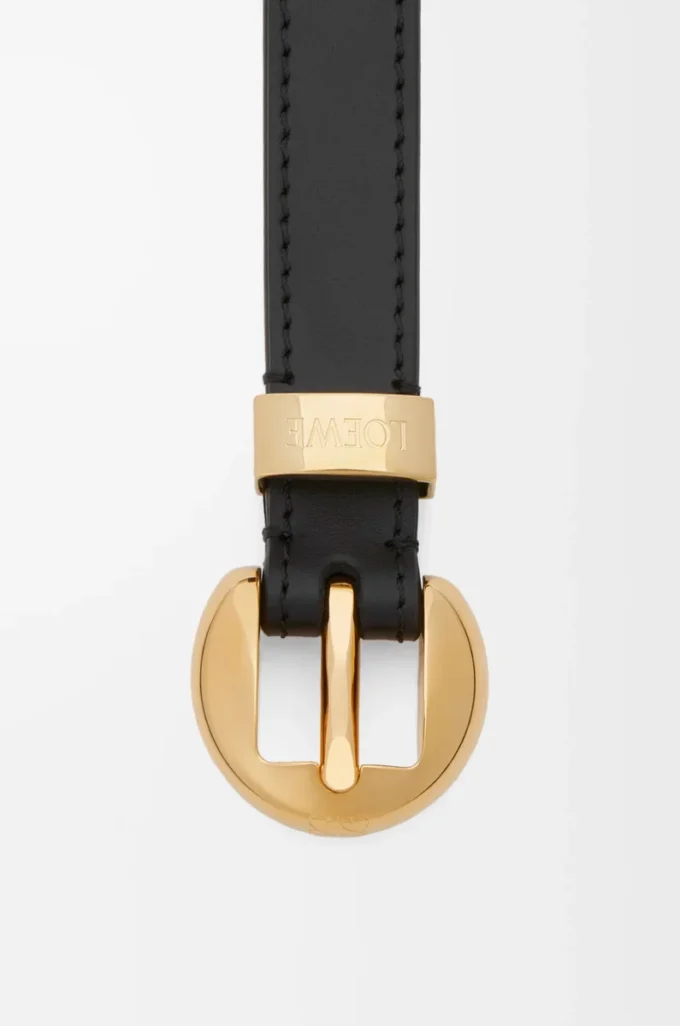 Pebble-bälte i slätt kalvskinn Svart/Guld Pebble-bälte i slätt kalvskinn Svart/Guld