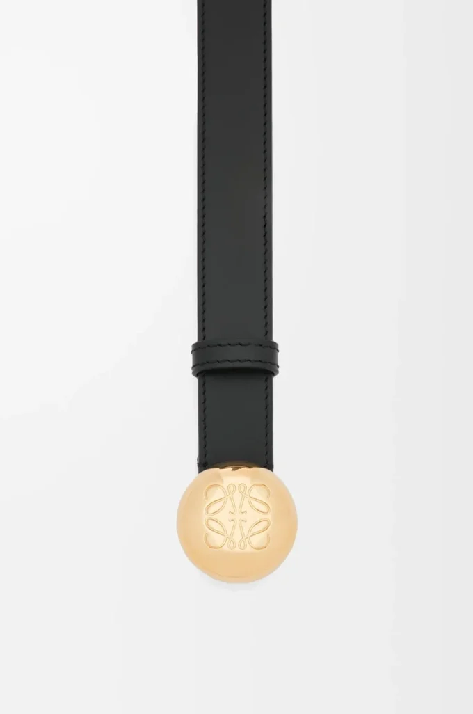 Pebble-bälte i slätt kalvskinn Svart/Guld Pebble-bälte i slätt kalvskinn Svart/Guld