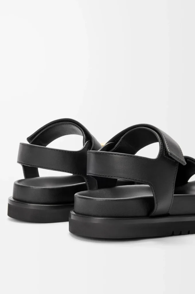 Pebble fussbett-sandaler i mjukt kalvskinn Svart Pebble fussbett-sandaler i mjukt kalvskinn Svart
