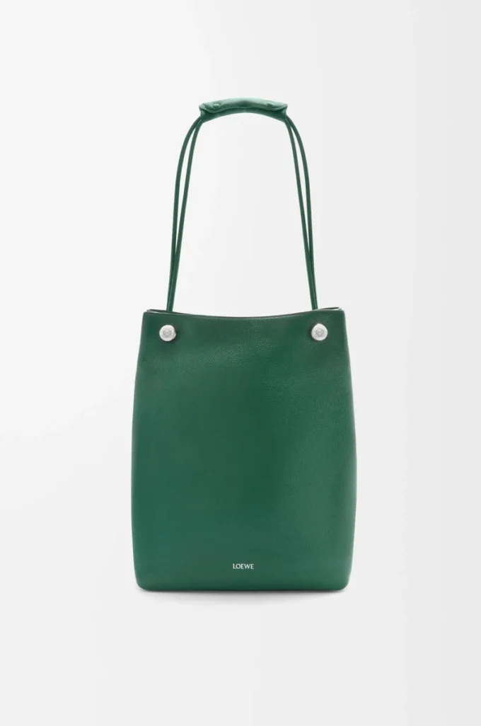 Pebble hobo i mjukt kornat kalvskinn Evergreen Pebble hobo i mjukt kornat kalvskinn Evergreen