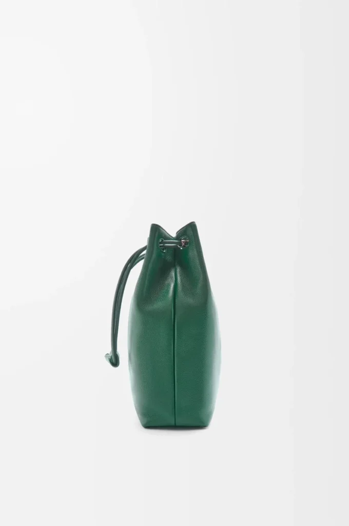 Pebble hobo i mjukt kornat kalvskinn Evergreen Pebble hobo i mjukt kornat kalvskinn Evergreen