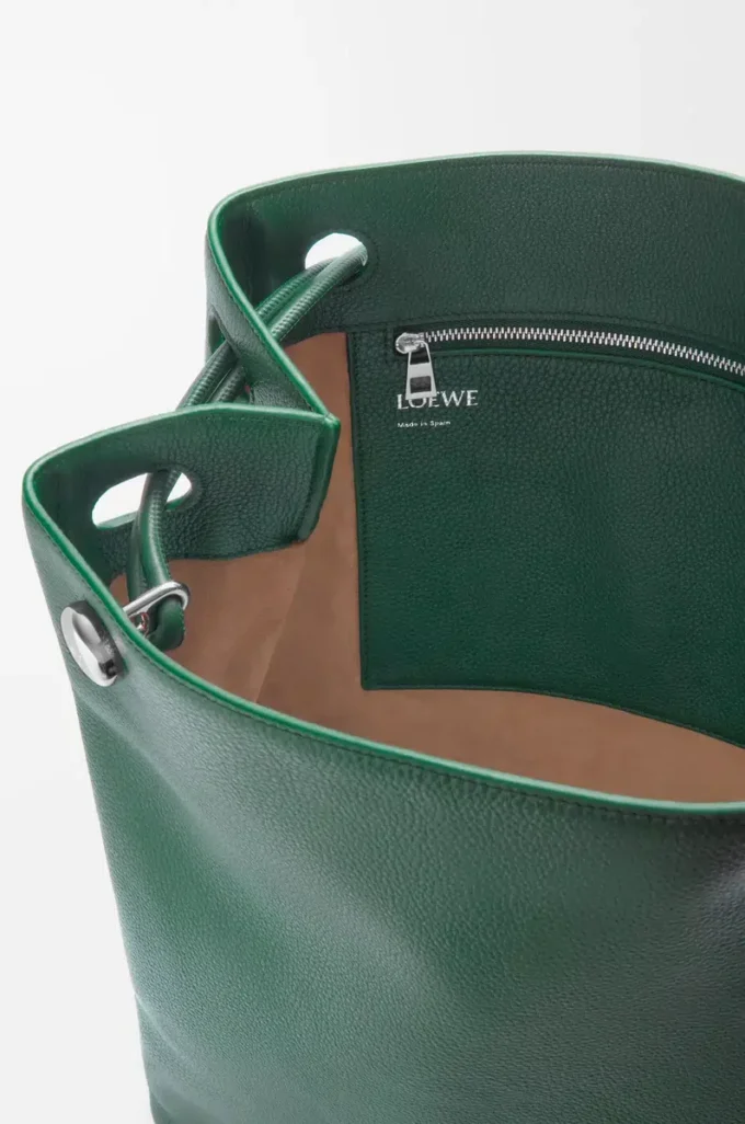 Pebble hobo i mjukt kornat kalvskinn Evergreen Pebble hobo i mjukt kornat kalvskinn Evergreen