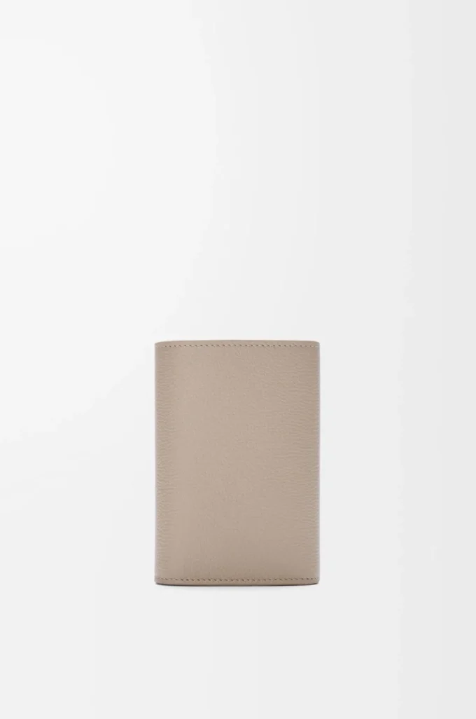 Pebble liten vertikal plånbok i kalvskinn med pebble-struktur, lerfärgad Pebble liten vertikal plånbok i kalvskinn med pebble-struktur, lerfärgad