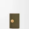 Pebble liten vertikal plånbok i kalvskinn med pebble-struktur, mörk khaki Pebble liten vertikal plånbok i kalvskinn med pebble-struktur, mörk khaki