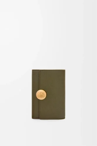 Pebble liten vertikal plånbok i kalvskinn med pebble-struktur, mörk khaki