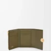 Pebble liten vertikal plånbok i kalvskinn med pebble-struktur, mörk khaki Pebble liten vertikal plånbok i kalvskinn med pebble-struktur, mörk khaki