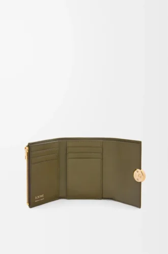 Pebble liten vertikal plånbok i kalvskinn med pebble-struktur, mörk khaki