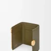 Pebble liten vertikal plånbok i kalvskinn med pebble-struktur, mörk khaki Pebble liten vertikal plånbok i kalvskinn med pebble-struktur, mörk khaki