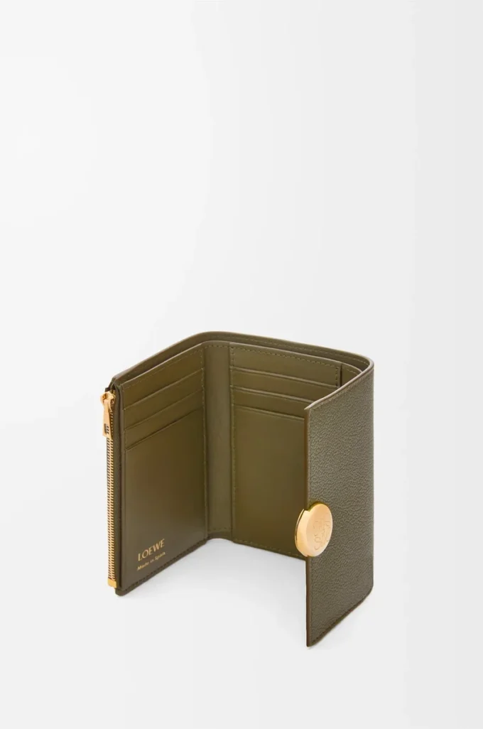 Pebble liten vertikal plånbok i kalvskinn med pebble-struktur, mörk khaki Pebble liten vertikal plånbok i kalvskinn med pebble-struktur, mörk khaki