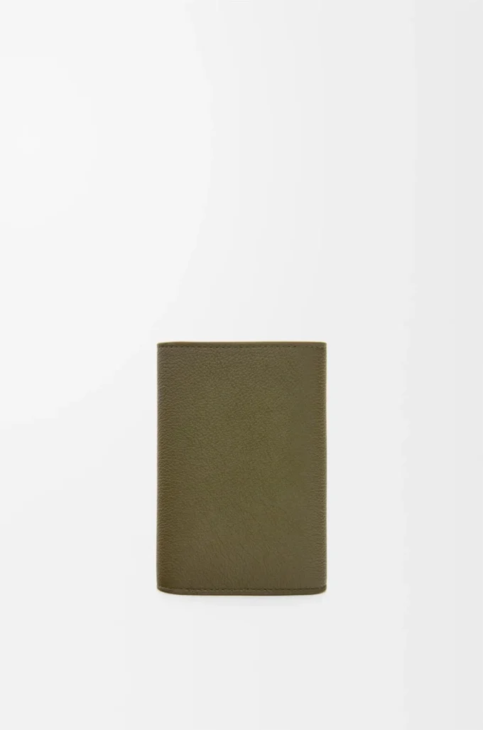Pebble liten vertikal plånbok i kalvskinn med pebble-struktur, mörk khaki Pebble liten vertikal plånbok i kalvskinn med pebble-struktur, mörk khaki