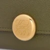 Pebble liten vertikal plånbok i kalvskinn med pebble-struktur, mörk khaki Pebble liten vertikal plånbok i kalvskinn med pebble-struktur, mörk khaki