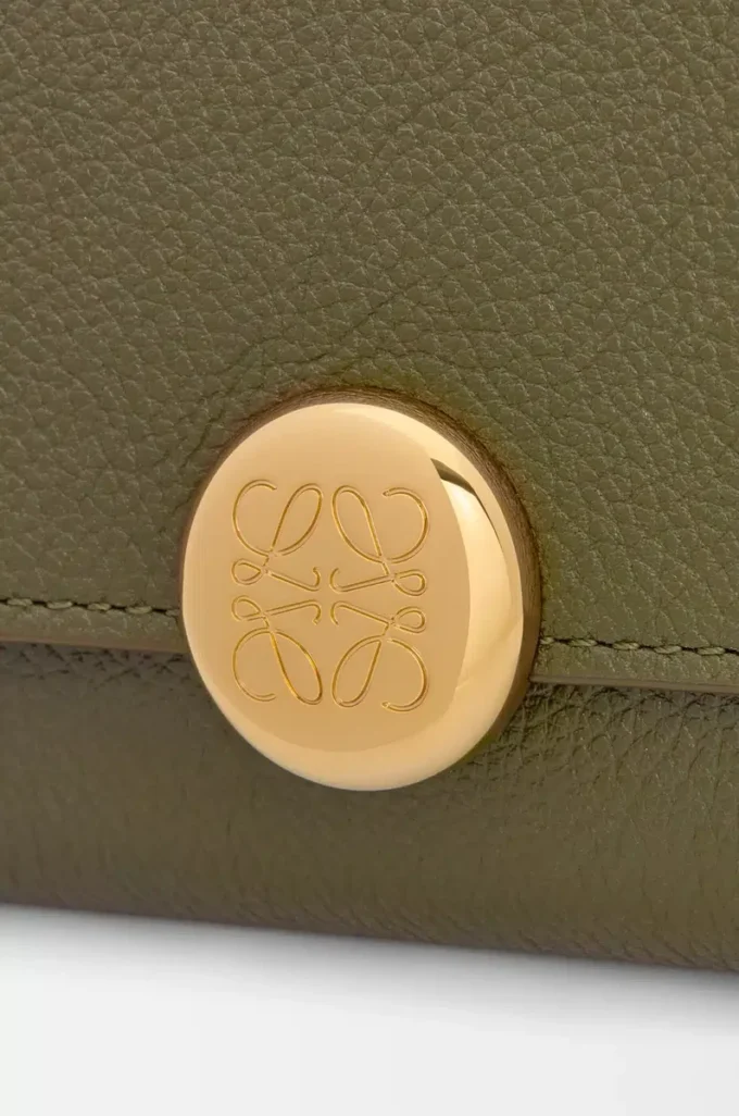 Pebble liten vertikal plånbok i kalvskinn med pebble-struktur, mörk khaki Pebble liten vertikal plånbok i kalvskinn med pebble-struktur, mörk khaki