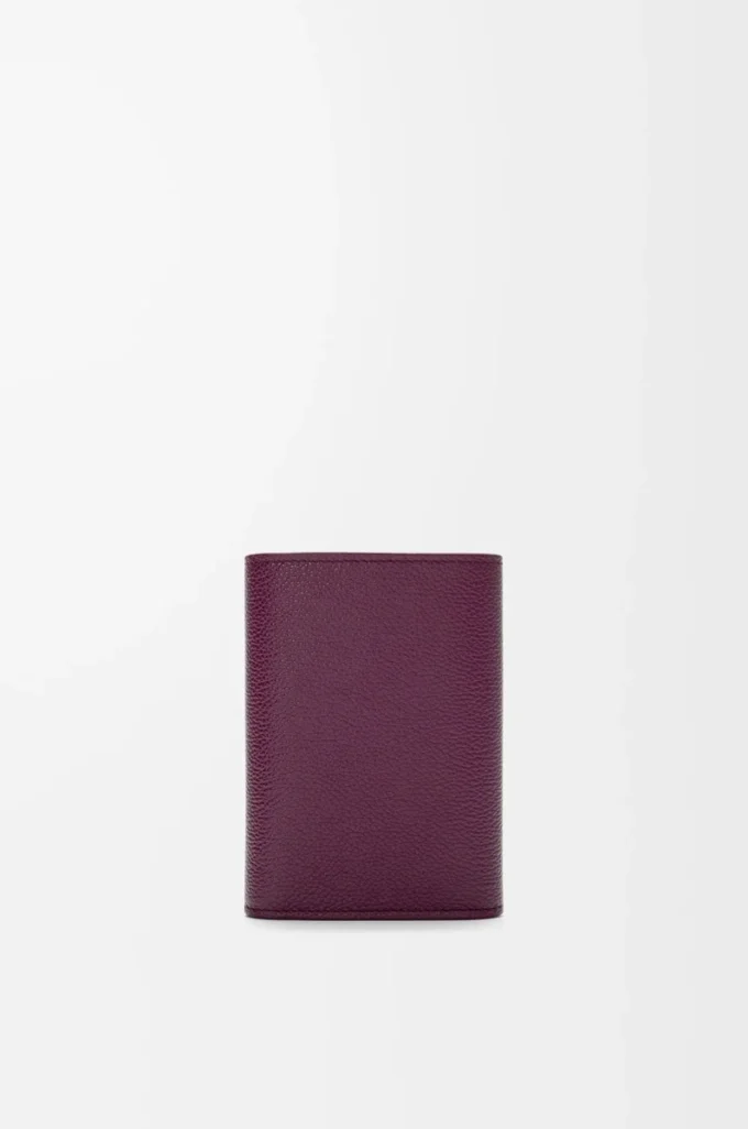 Pebble liten vertikal plånbok i kalvskinn med pebble-struktur Plum Pebble liten vertikal plånbok i kalvskinn med pebble-struktur Plum