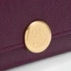 Pebble liten vertikal plånbok i kalvskinn med pebble-struktur Plum Pebble liten vertikal plånbok i kalvskinn med pebble-struktur Plum