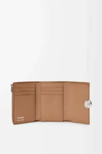 Pebble liten vertikal plånbok i pebble-kornat kalvskinn Mocha