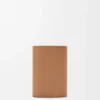 Pebble liten vertikal plånbok i pebble-kornat kalvskinn Mocha Pebble liten vertikal plånbok i pebble-kornat kalvskinn Mocha