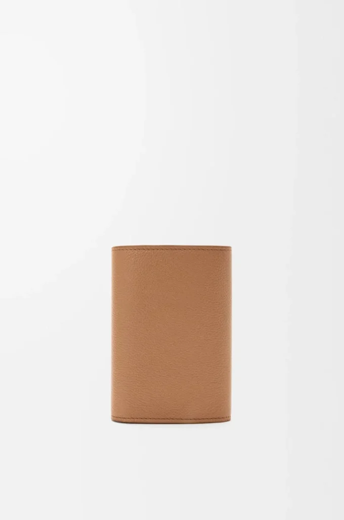 Pebble liten vertikal plånbok i pebble-kornat kalvskinn Mocha Pebble liten vertikal plånbok i pebble-kornat kalvskinn Mocha