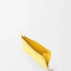 Pebble myntkortshållare i glänsande nappa kalvskinn Baby Corn Pebble myntkortshållare i glänsande nappa kalvskinn Baby Corn