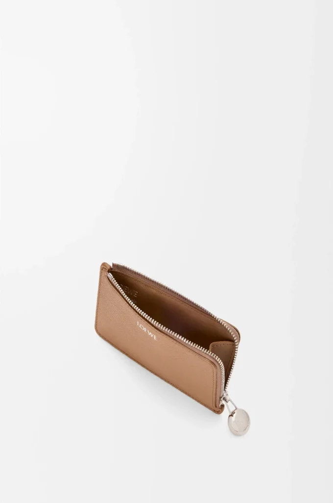Pebble-myntkortshållare i pebble-kornat kalvskinn Mocha Pebble-myntkortshållare i pebble-kornat kalvskinn Mocha