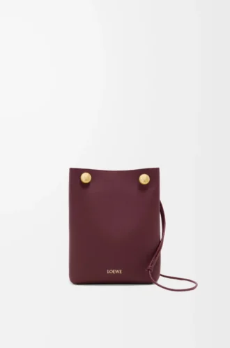 Pebble-påse i slätt kalvskinn Dark Burgundy