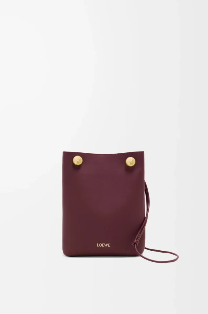 Pebble-påse i slätt kalvskinn Dark Burgundy Pebble-påse i slätt kalvskinn Dark Burgundy