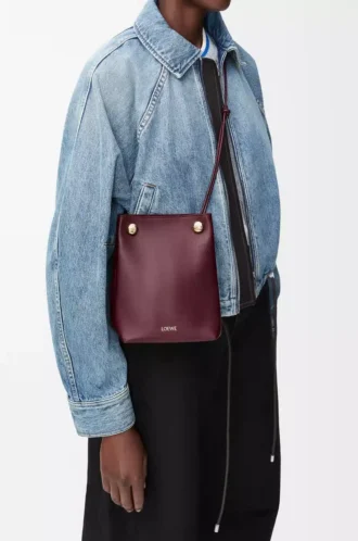 Pebble-påse i slätt kalvskinn Dark Burgundy