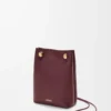 Pebble-påse i slätt kalvskinn Dark Burgundy Pebble-påse i slätt kalvskinn Dark Burgundy