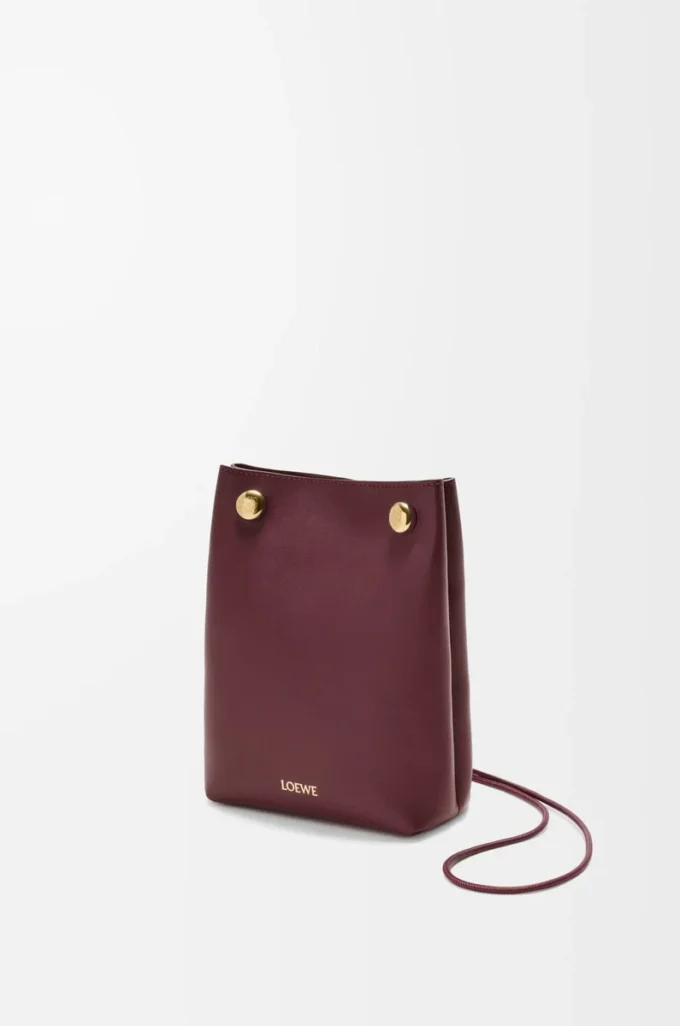Pebble-påse i slätt kalvskinn Dark Burgundy Pebble-påse i slätt kalvskinn Dark Burgundy