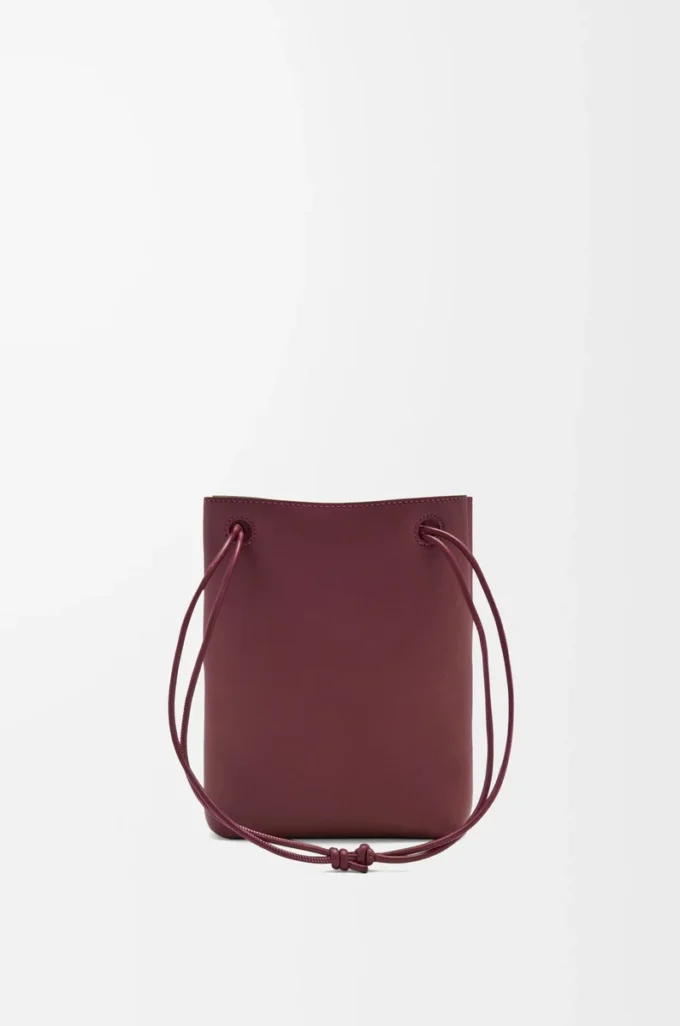 Pebble-påse i slätt kalvskinn Dark Burgundy Pebble-påse i slätt kalvskinn Dark Burgundy