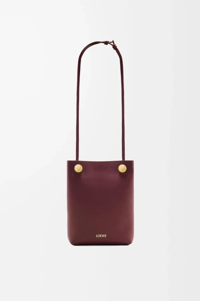 Pebble-påse i slätt kalvskinn Dark Burgundy Pebble-påse i slätt kalvskinn Dark Burgundy