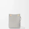 Pebble-påse i slätt kalvskinn Shell Grey Pebble-påse i slätt kalvskinn Shell Grey