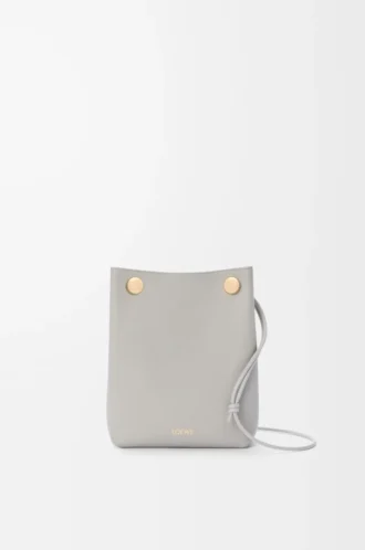 Pebble-påse i slätt kalvskinn Shell Grey