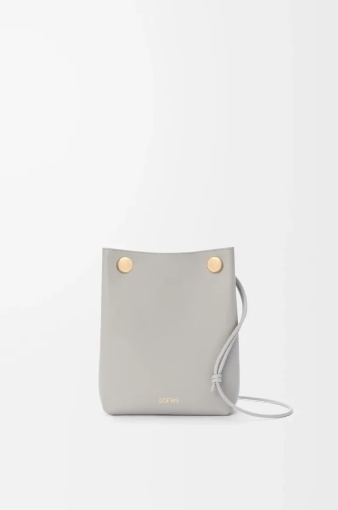 Pebble-påse i slätt kalvskinn Shell Grey Pebble-påse i slätt kalvskinn Shell Grey