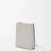 Pebble-påse i slätt kalvskinn Shell Grey Pebble-påse i slätt kalvskinn Shell Grey