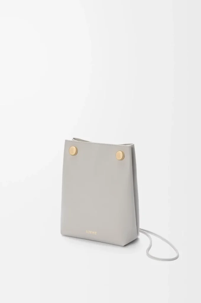 Pebble-påse i slätt kalvskinn Shell Grey Pebble-påse i slätt kalvskinn Shell Grey
