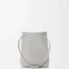Pebble-påse i slätt kalvskinn Shell Grey Pebble-påse i slätt kalvskinn Shell Grey