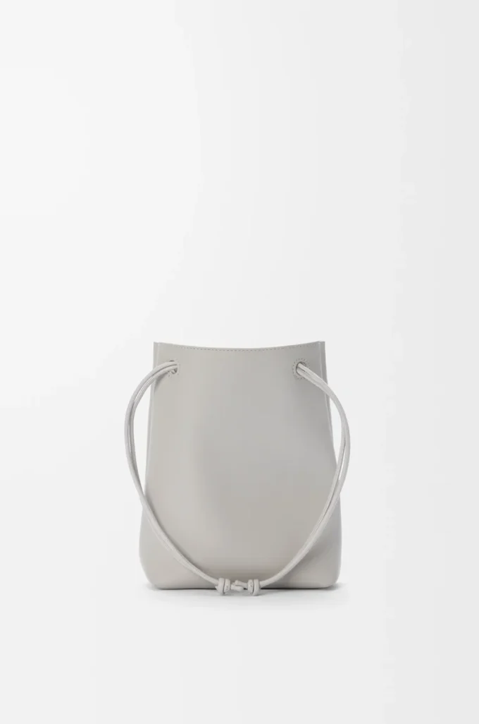Pebble-påse i slätt kalvskinn Shell Grey Pebble-påse i slätt kalvskinn Shell Grey