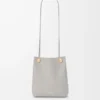 Pebble-påse i slätt kalvskinn Shell Grey Pebble-påse i slätt kalvskinn Shell Grey