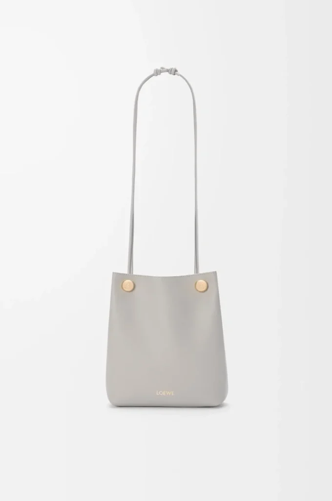 Pebble-påse i slätt kalvskinn Shell Grey Pebble-påse i slätt kalvskinn Shell Grey