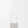 Pebble-påse i slätt kalvskinn Shell Grey Pebble-påse i slätt kalvskinn Shell Grey
