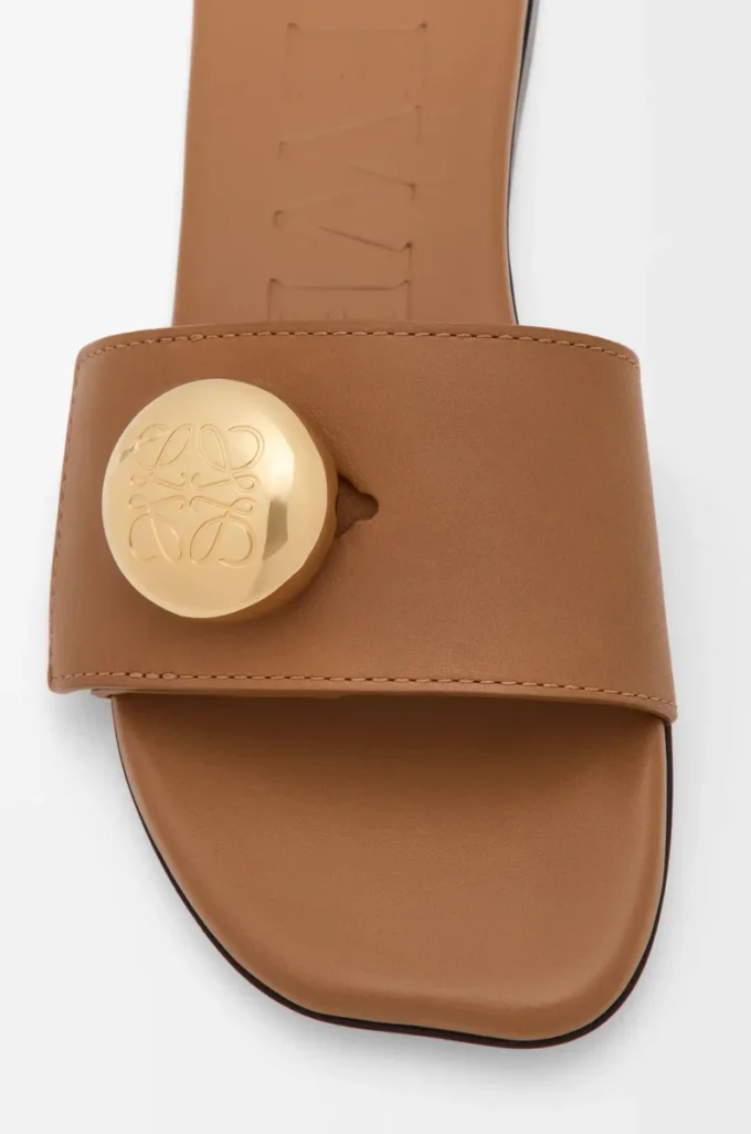 Pebble-sandaler i mjukt kalvskinn, ek Pebble-sandaler i mjukt kalvskinn, ek