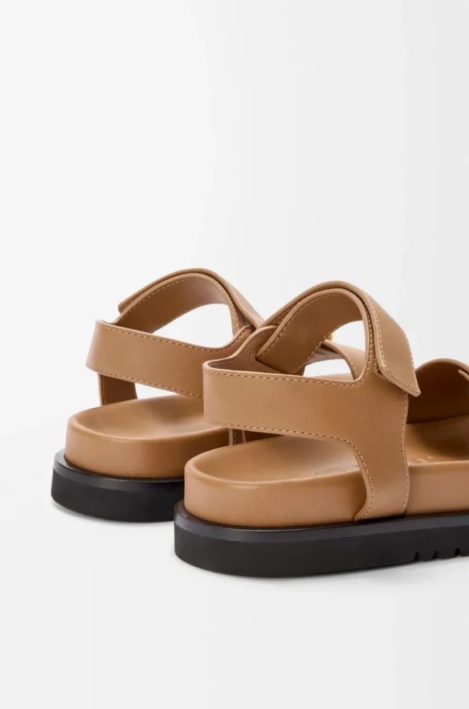 Pebble-sandaler med mjukt kalvskinn i färgen Oak Pebble-sandaler med mjukt kalvskinn i färgen Oak